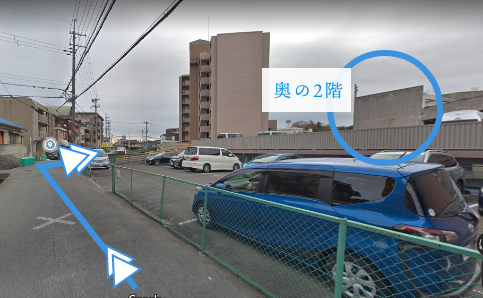 左右にマンションが建つ所を通り過ぎると右側に平面駐車場
